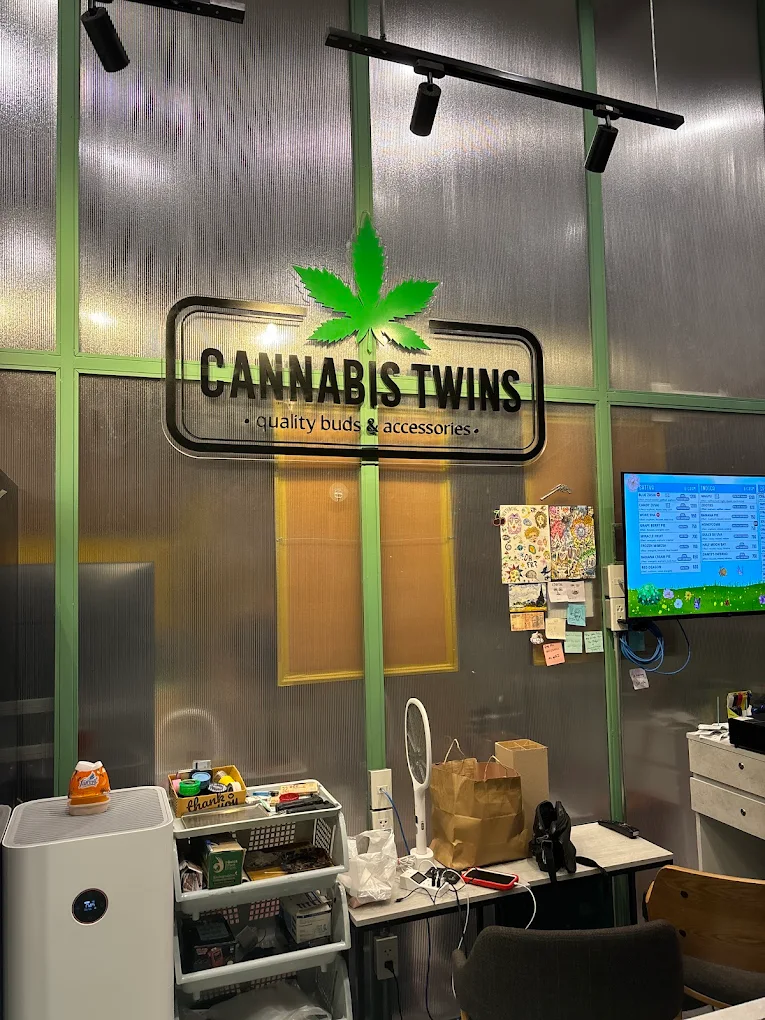 Cannabis Twins - Phloen Chit